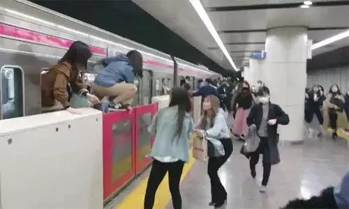 ఆ సినిమాలోని జోకర్లా డ్రెస్ వేసుకొని.. రైల్లోని ప్రయాణికులపై కత్తితో దాడి..!