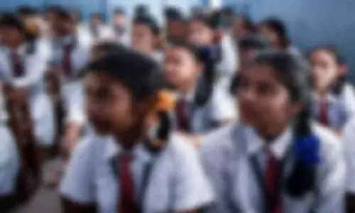 మద్యం మత్తులో ప్రిన్సిపాల్.. తరగతి గదిలో విద్యార్థినిలను డ్యాన్స్ చేయించి..