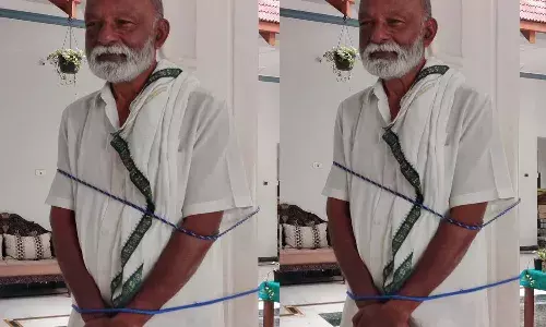 మాజీ మంత్రి రఘువీరారెడ్డిని స్తంభానికి కట్టేశారు.. ఎందుకంటే.!