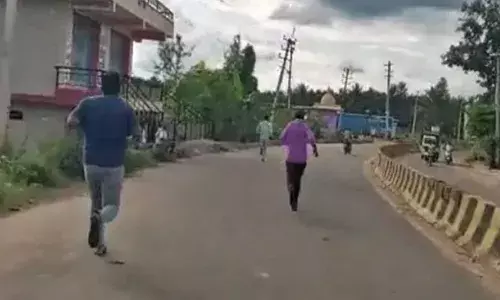 యూనిఫాం తీసి చెత్తబుట్టలో వేసి.. రోడ్డుపై పరుగులు పెట్టిన ఎస్సై