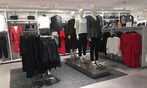 యువతి డ్రెస్ మార్చుకుంటుండగా వీడియో తీసిన ఇద్దరు యువకులు.. హైదరాబాద్లో ఘటన