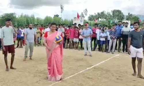 వాలీబాల్ ఆడిన ఎమ్మెల్యే రోజా.. అన్నతో కలిసి..
