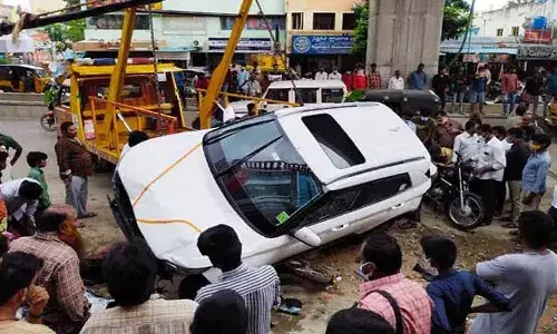 జనంపైకి దూసుకెళ్లిన కారు.. షోరూం నుండి బయటకి వచ్చిన కాసేపటికే..!