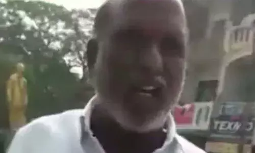 వరంగల్‌లో ట్రాఫిక్ కానిస్టేబుల్‌పై బూతులు..  నా కారునే ఫొటో తీస్తావా అంటూ..