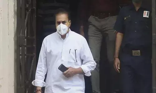 మాజీ హోంమంత్రికి వరుస షాక్ లు..!