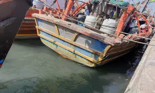 భారత జాలర్లపై కాల్పులు జరిపిన పాక్ నేవీ