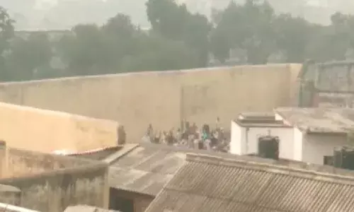 జైలులో ఖైదీ మృతి.. రెచ్చిపోయి జైలును తగలెట్టేశారు