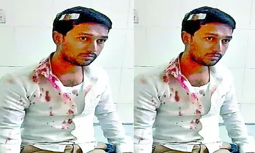 అభిమానం ఉంటే గుండెల్లో పెట్టుకోండి.. నాలా తన్నులు తినకండి: అమ్ముకుట్టి