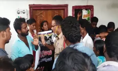 మ‌హిళా ఏఅర్ కానిస్టేబుల్ ఆత్మహత్య.. ఇద్దరు యువకుల గృహనిర్బంధం.. తీవ్ర ఉద్రిక్తత