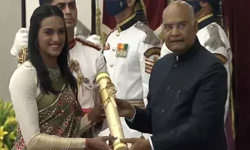 పద్మభూషణ్ అవార్డు అందుకున్న పీవీ సింధు..!