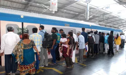 మెట్రో సమయ వేళలు మారే అవకాశం.. ప్రయాణికుడి ట్వీట్కు స్పందించిన మంత్రి కేటీఆర్.!