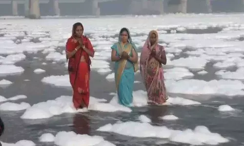 య‌మునా నదిలో విషపూరిత నురగలు.. ప్ర‌మాదమ‌ని తెలిసి భక్తుల పుణ్యస్నానాలు..!