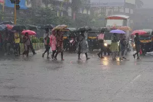 ఆగ్నేయ బంగాళాఖాతంలో అల్పపీడనం.. 15 జిల్లాలకు రెడ్ అలర్ట్.! ఆగ్నేయ బంగాళాఖాతంలో అల్పపీడనం.. 15 జిల్లాలకు రెడ్ అలర్ట్.!