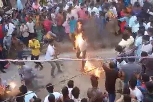 నోట్లో డీజిల్ పోసుకుని విన్యాసాలు చేస్తుండగా.. ఒక్కసారిగా..! నోట్లో డీజిల్ పోసుకుని విన్యాసాలు చేస్తుండగా.. ఒక్కసారిగా..!