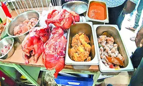 మటన్‌లో బూజు.. చికెన్‌లో పురుగులు.. బయట హోటల్‌లో తింటున్నారా.. జాగ్రత్త.!