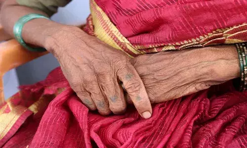 దారుణం.. వృద్ధురాలిపై సెక్యూరిటీ గార్డ్‌ అత్యాచారం