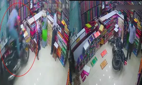 బట్టల షాపులోకి దూసుకువచ్చిన బైక్