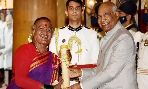 చీర కొంగుతో రాష్ట్ర‌ప‌తికి దిష్టితీసిన ట్రాన్స్‌జెండ‌ర్.. వీడియో.!