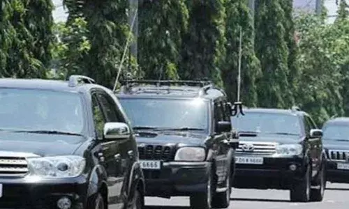 విశాఖలో మంత్రి కాన్వాయ్ ఢీకొని వ్యక్తి మృతి