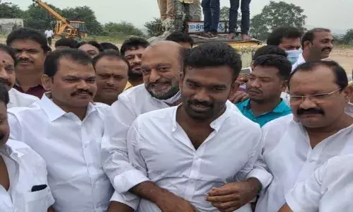 పరిటాల శ్రీరామ్‌ను ఆలింగనం చేసుకున్న జేసీ ప్రభాకర్‌.. శత్రుత్వం లేనట్టే కదా..!