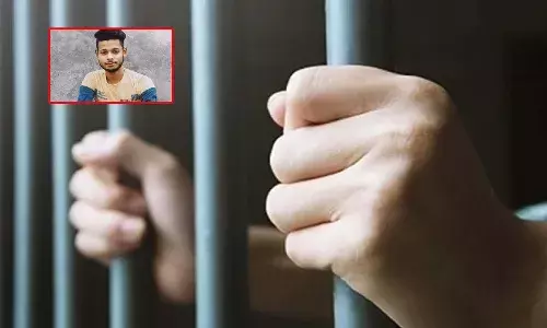 పోలీసు స్టేషన్ లో వ్యక్తి మృతి.. పోలీసులే అతడిని చంపేశారంటూ..