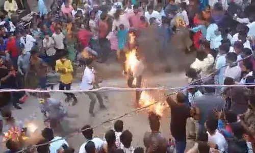 నోట్లో డీజిల్ పోసుకుని విన్యాసాలు చేస్తుండగా.. ఒక్కసారిగా..!