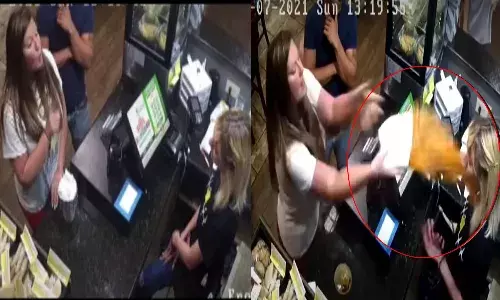 ఏంటీ..?  సూప్ నచ్చలేదని.. మేనేజర్ ముఖంపై పోసిందా..!