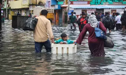 రాత్రి నుంచి జోరువాన‌.. నీటమునిగిన చెన్నై..  రెడ్ అలర్ట్