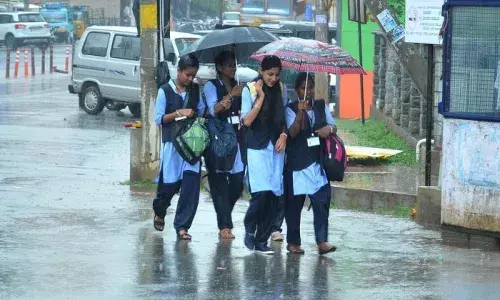 దంచికొడుతున్న వానలు.. ఈ జిల్లాల్లో స్కూళ్లు, కాలేజీలకు సెలవు