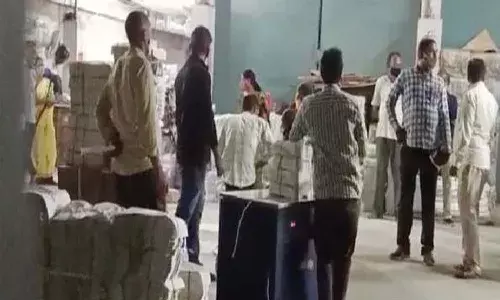 ప్రింటింగ్ ప్రెస్ గోదాంలో పోలీసుల సోదాలు.. విప్లవ సాహిత్యం ప్రింట్ అవుతుందన్న సమాచారంతో..