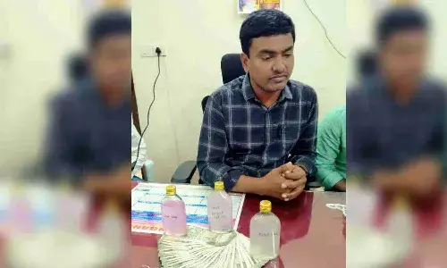 రెండు లక్షల జీతం అయితేనేం రూ.30వేలకు కక్కుర్తి