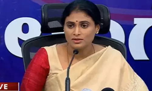 వడ్లు కొనమంటే చేతకాక కేసీఆర్ ధర్నాలు: వైఎస్ షర్మిల