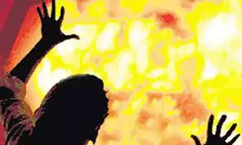 హోటల్లో యువతిపై పెట్రోల్ పోసి నిప్పంటించిన యువకుడు.. దానికి నిరాకరించిందని