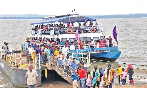 శ్రీశైలంలో బోటింగ్ తాత్కాలికంగా నిలిపివేత.. ఆ తర్వాతే మళ్లీ ప్రారంభం.!