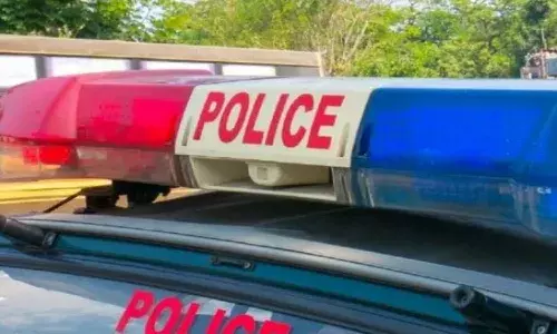 డీజే పాటలు ఆపారని పోలీసులపై దాడి చేసిన గ్రామస్థులు