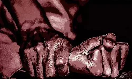 నెల రోజుల పాటు మైనర్ బాలికపై ముగ్గురు సామూహిక అత్యాచారం.. ఆ తర్వాత పొలాల్లో