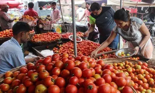 సామాన్యులకు షాక్.. భారీగా పెరిగిన టమోటా ధర