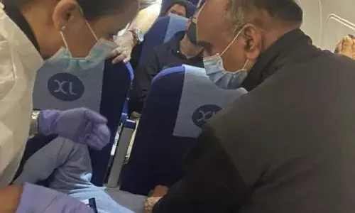 ఇండిగో విమానంలో ప్రయాణీకుడికి వైద్యం చేసిన కేంద్రమంత్రి కరాద్