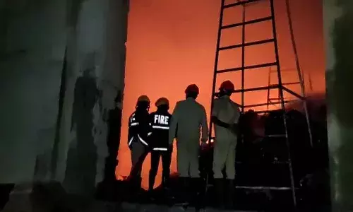 హైదరాబాద్లో భారీ అగ్నిప్రమాదం.. ఫ్యాక్టరీలో ఎగసిపడ్డ మంటలు