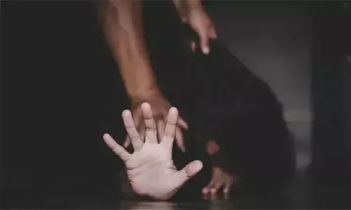 గదిలో మైనర్‌ బాలికకు డాక్టర్‌ లైంగిక వేధింపులు.. ఆస్పత్రికి రప్పించుకోని