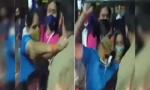 క్యాబ్‌ డ్రైవర్‌ చెంప చెళ్లుమనిపించిన మహిళ.. అందరూ చూస్తుండగా..