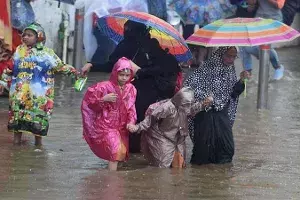 దంచికొడుతున్న వానలు.. రెండు రోజులు స్కూళ్లకు సెలవులు దంచికొడుతున్న వానలు.. రెండు రోజులు స్కూళ్లకు సెలవులు
