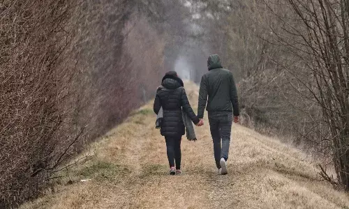 విచిత్రం.. కాబోయే అల్లుడితో ప్రేమలో పడ్డ అత్తగారి ప్రేమకథ.. వైరల్