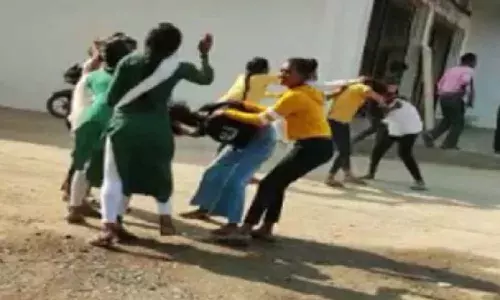 ట్రయాంగిల్ లవ్.. అబ్బాయి కోసం రోడ్డుపై కొట్టుకున్న అమ్మాయిలు
