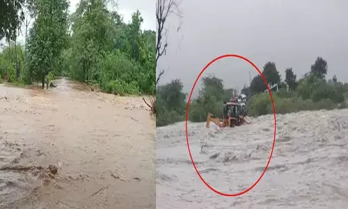 జల ప్రళయం.. వరద నీటిలో 30 మంది గల్లంతు.. జేసీబీపై సాయం కోసం 8 మంది