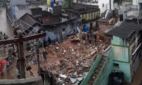 కుప్పకూలిన భవనం.. తొమ్మిది మంది దుర్మరణం