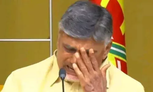 ప్రెస్ మీట్లో కన్నీళ్లు పెట్టుకున్న చంద్రబాబు