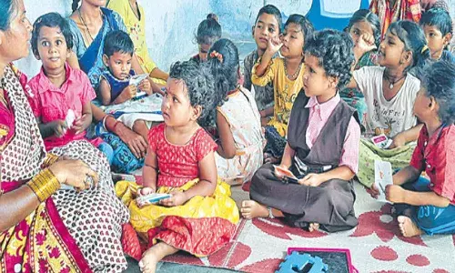 అందరికీ ఆదర్శం.. అంగన్వాడీలో జిల్లా కలెక్టర్ కూమార్తెలు..!