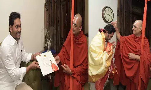 ముఖ్యమంత్రి జగన్ను కలిసిన త్రిదండి చినజీయర్ స్వామి