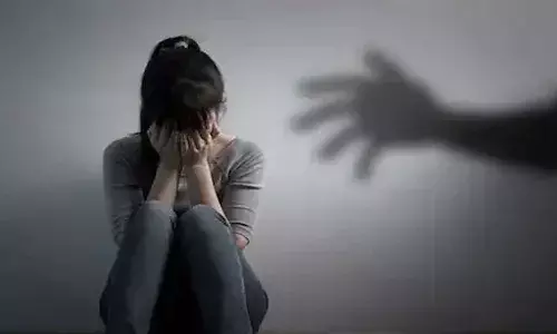 బ్యూటీపార్లర్‌లో మహిళ ముందే.. 17 ఏళ్ల బాలికపై ఐదుగురు అత్యాచారం..!